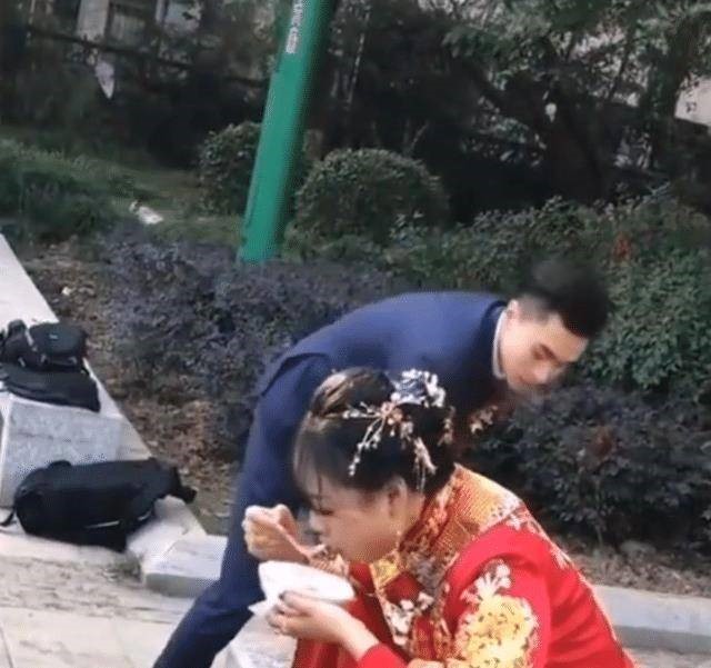cap vo chong ngoi xom ben duong an com su that dang sau khien cu dan mang do khoc do cuoi4 cap vo chong ngoi xom ben duong an com su that dang sau khien cu dan mang do khoc do cuoi4