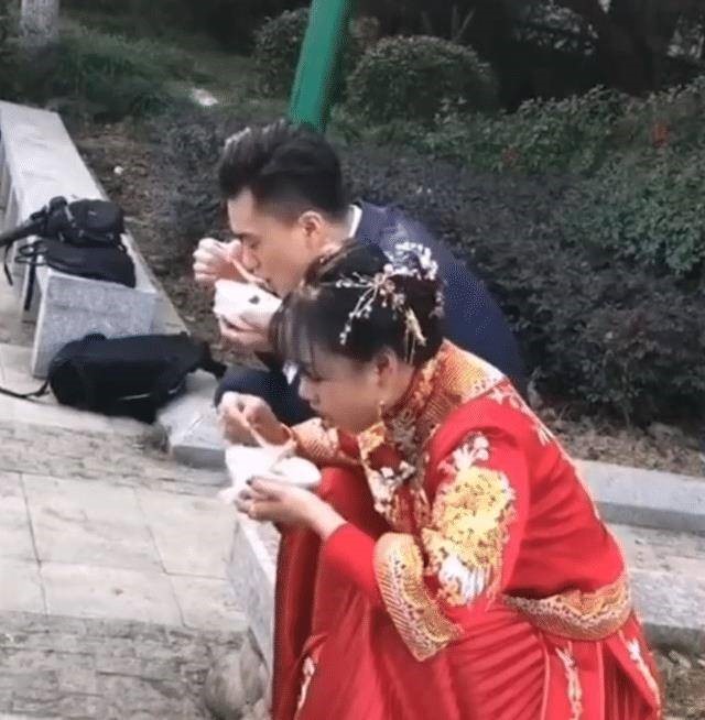 cap vo chong ngoi xom ben duong an com su that dang sau khien cu dan mang do khoc do cuoi5 cap vo chong ngoi xom ben duong an com su that dang sau khien cu dan mang do khoc do cuoi5