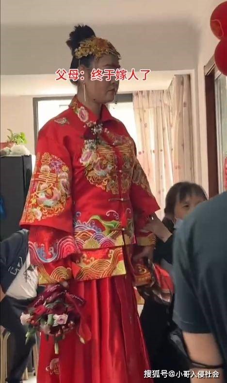 ca gia dinh co phan ung ngo ngang khi con gai cao 2 m lay duoc chong ca gia dinh co phan ung ngo ngang khi con gai cao 2 m lay duoc chong