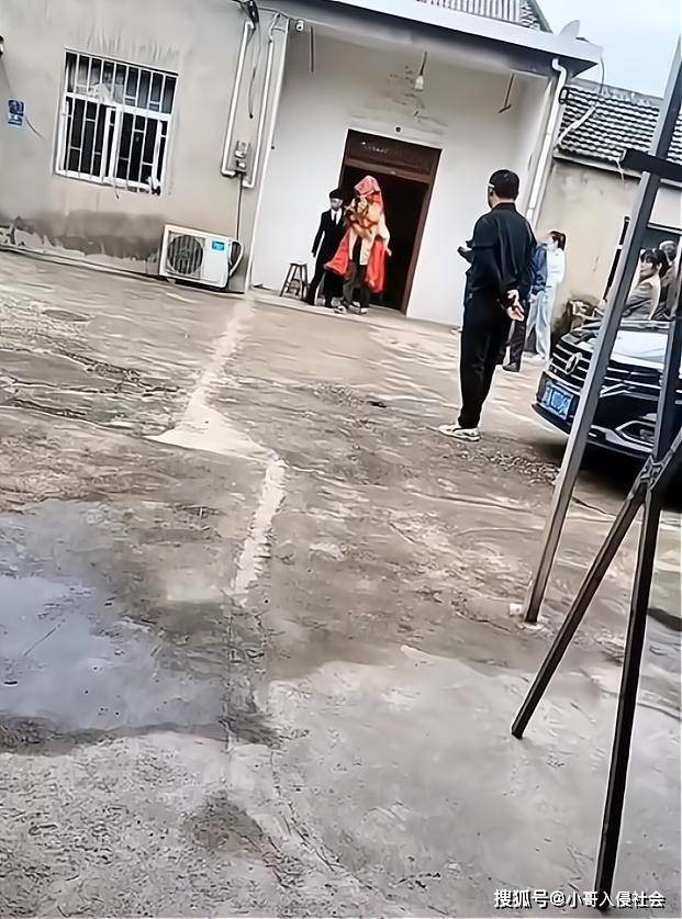 ca gia dinh co phan ung ngo ngang khi con gai cao 2 m lay duoc chong2 ca gia dinh co phan ung ngo ngang khi con gai cao 2 m lay duoc chong2