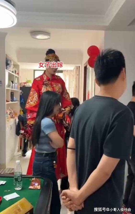 ca gia dinh co phan ung ngo ngang khi con gai cao 2 m lay duoc chong5 ca gia dinh co phan ung ngo ngang khi con gai cao 2 m lay duoc chong5