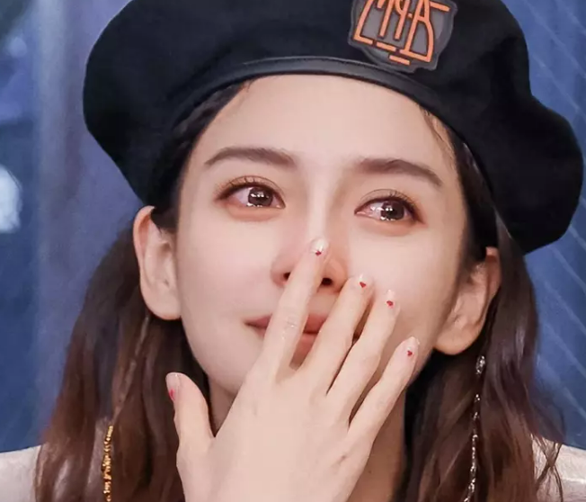 hau tham gia show cua lisa angelababy lien tuc bi cam song 1 hau tham gia show cua lisa angelababy lien tuc bi cam song 1
