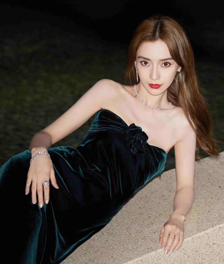 angelababy van xuat hien tren song truyen hinh sau nghi van bi phong sat 