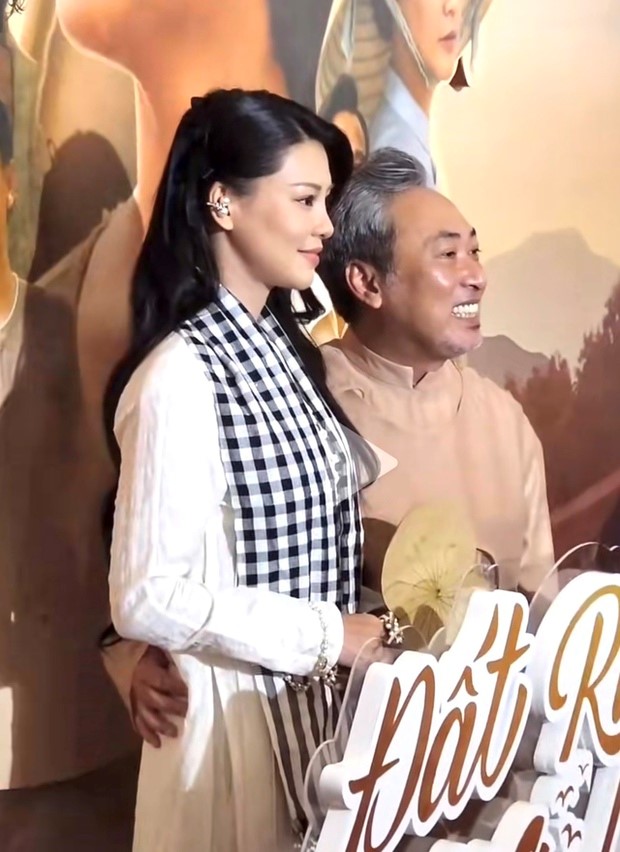 dao dien nguyen quang dung va ban gai kem 11 tuoi tinh tu khong roi giua noi dong nguoi7 dao dien nguyen quang dung va ban gai kem 11 tuoi tinh tu khong roi giua noi dong nguoi7