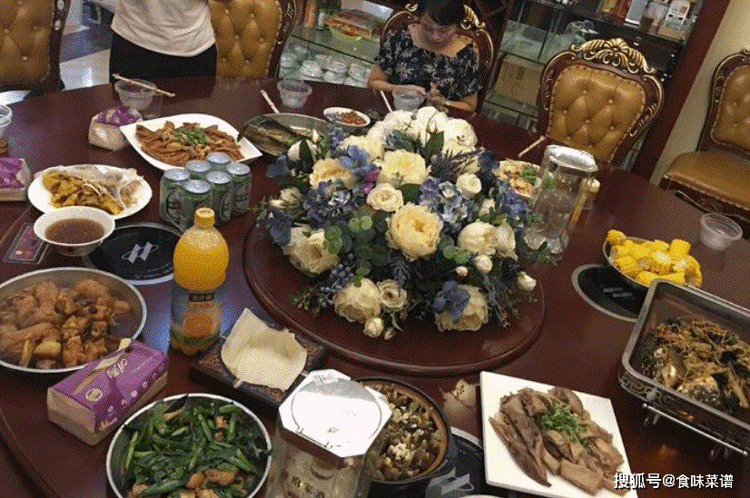 goi nhieu mon an dat do nhieu doanh nhan co dong thai la khi nhan hoa don thanh toan trong buoi hop lop