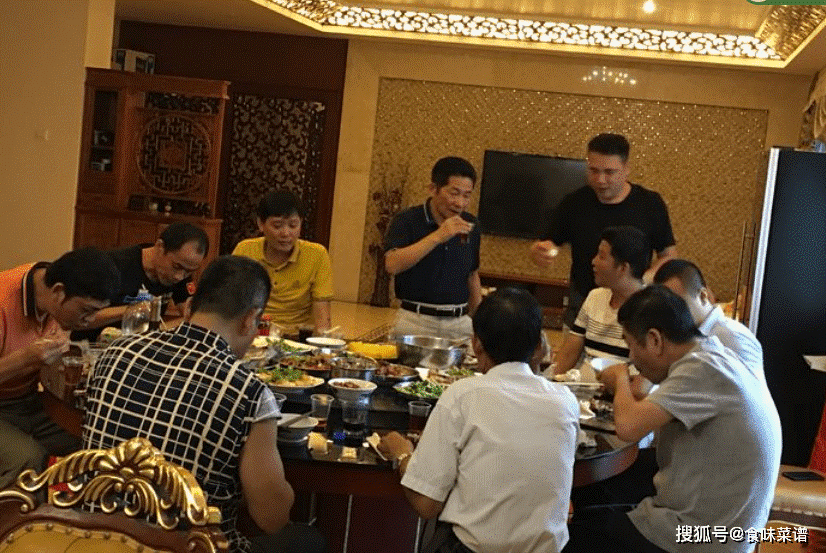 goi nhieu mon an dat do nhieu doanh nhan co dong thai la khi nhan hoa don thanh toan trong buoi hop lop4
