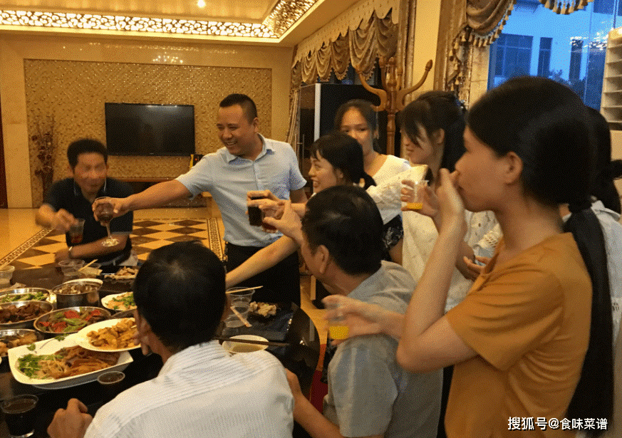 goi nhieu mon an dat do nhieu doanh nhan co dong thai la khi nhan hoa don thanh toan trong buoi hop lop6
