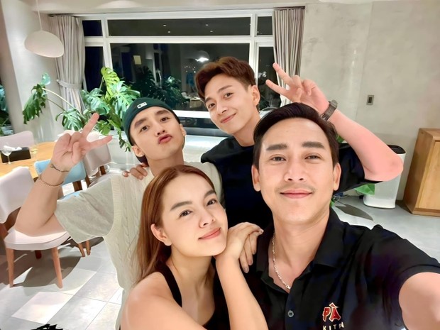 son tung cham chi gap go dong nghiep nghi van sap co tin vui3 son tung cham chi gap go dong nghiep nghi van sap co tin vui3