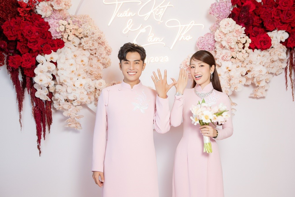 puka gin tuan kiet cuoi co dau duoc me chong tang trang suc ty dong6 puka gin tuan kiet cuoi co dau duoc me chong tang trang suc ty dong6