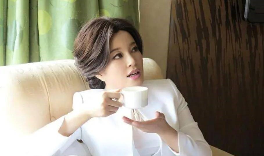 ngo ngang nhan sac lao hoa nguoc cua minh tinh luu hieu khanh o tuoi gan 70