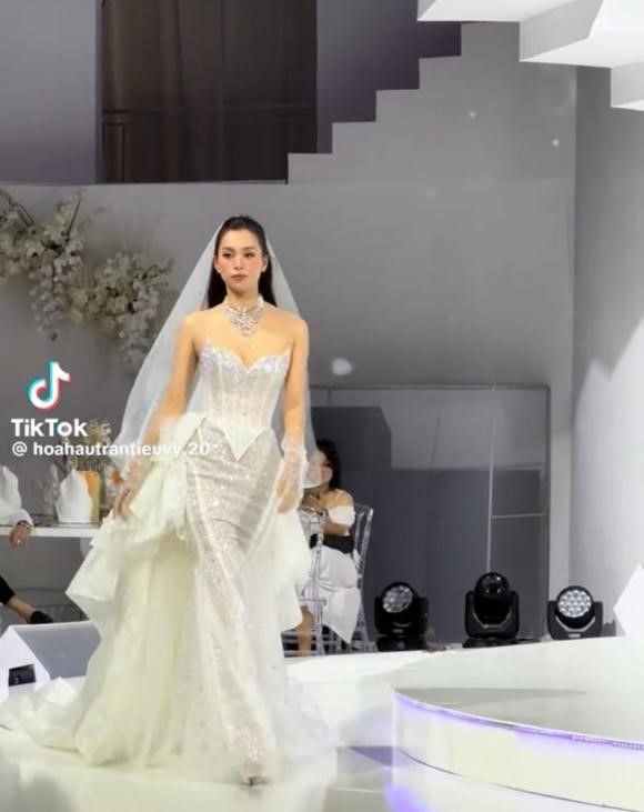 lien tuc vap khi lam vedette tieu vy nhan ve nhieu tranh cai do xu ly khong chuyen nghiep2 lien tuc vap khi lam vedette tieu vy nhan ve nhieu tranh cai do xu ly khong chuyen nghiep2