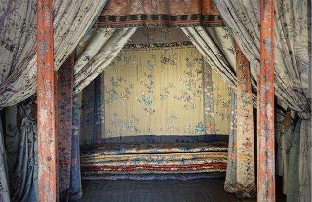 bi an ve chiec goi bi cung nu trom cua tu hi thai hau2