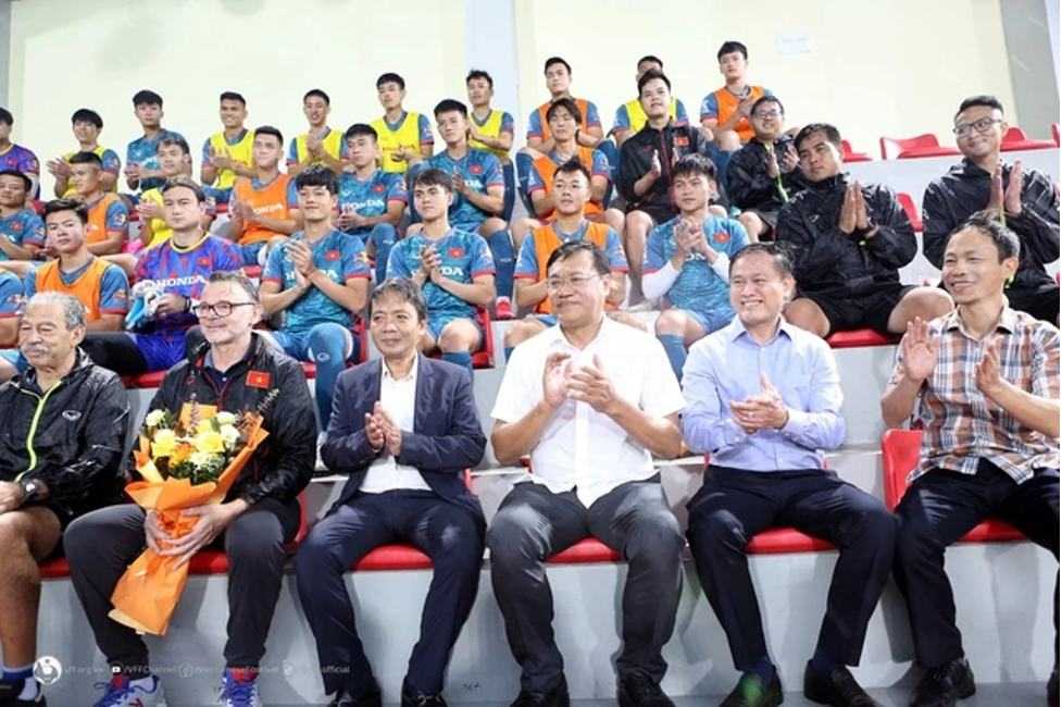 doi tuyen viet nam nhan khich le dac biet khi duoc xep vao nhom canh tranh ve du world cup1 doi tuyen viet nam nhan khich le dac biet khi duoc xep vao nhom canh tranh ve du world cup1