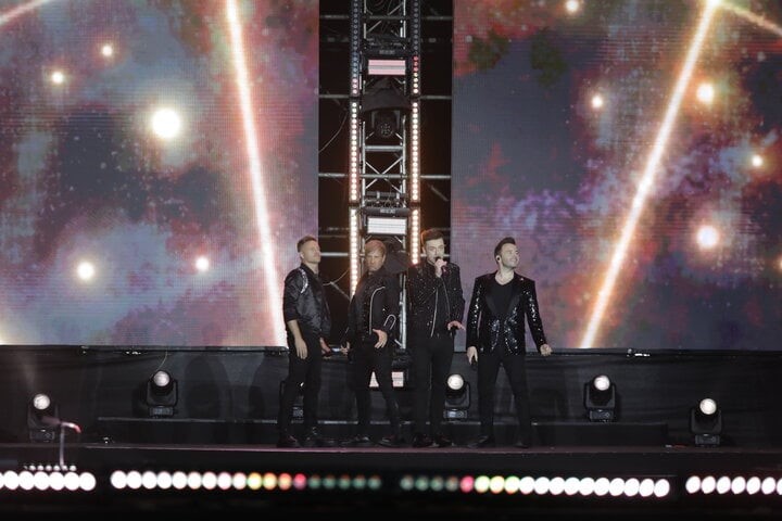westlife chay cung nguoi ham mo suot 2 tieng dong ho noi mot cau khien fan viet thich thu4 westlife chay cung nguoi ham mo suot 2 tieng dong ho noi mot cau khien fan viet thich thu4