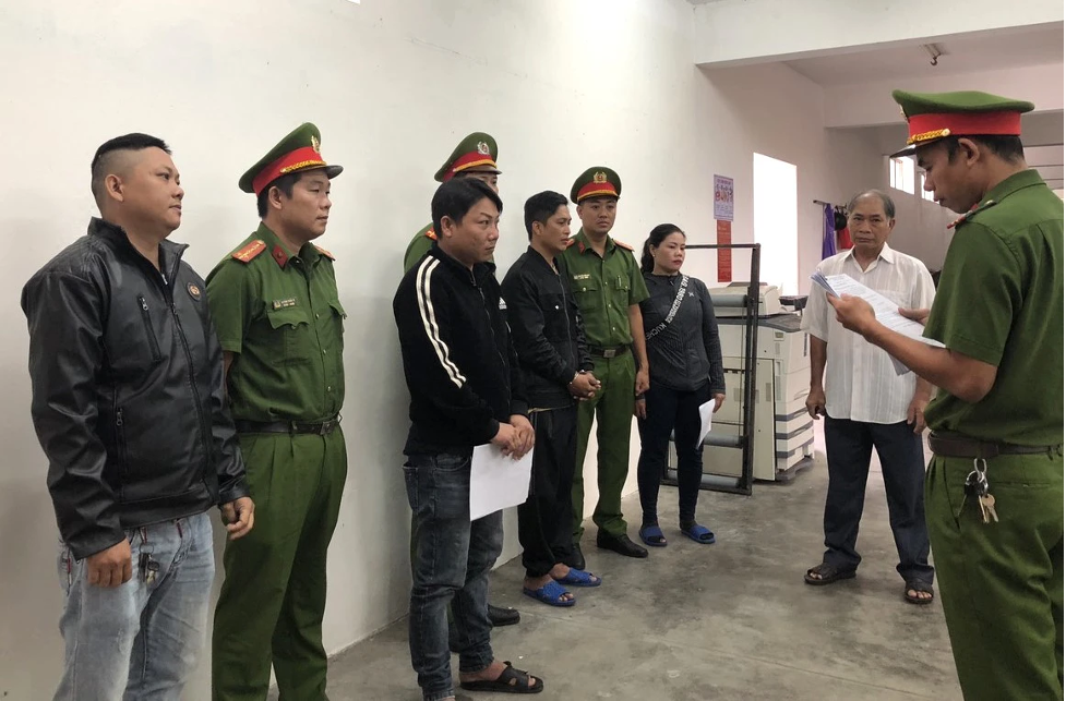 5 nguoi trong mot gia dinh cung bi khoi to do bat giu nguoi de doi no 5 nguoi trong mot gia dinh cung bi khoi to do bat giu nguoi de doi no