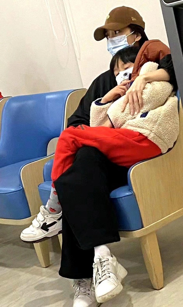 angelababy lan dau lo dien sau lenh cam doi mu che kin mat doi mat trung sau met moi2 angelababy lan dau lo dien sau lenh cam doi mu che kin mat doi mat trung sau met moi2