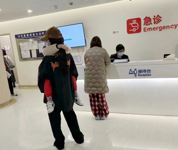 angelababy lan dau lo dien sau lenh cam doi mu che kin mat doi mat trung sau met moi4 angelababy lan dau lo dien sau lenh cam doi mu che kin mat doi mat trung sau met moi4