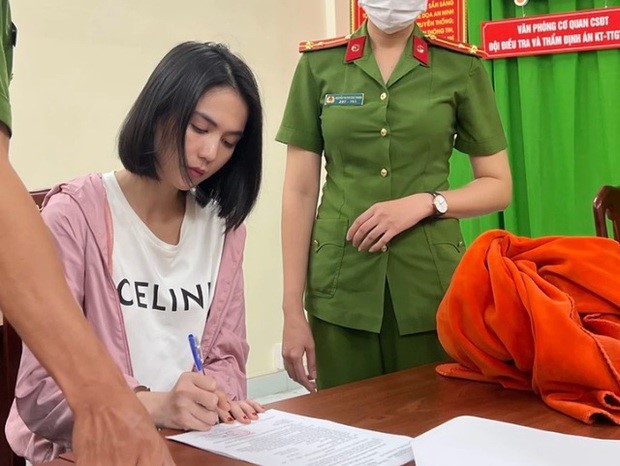 tai khoan mang xa hoi cua ngoc trinh co dong thai la clip lai xe gay tranh cai cung bay mau3 tai khoan mang xa hoi cua ngoc trinh co dong thai la clip lai xe gay tranh cai cung bay mau3