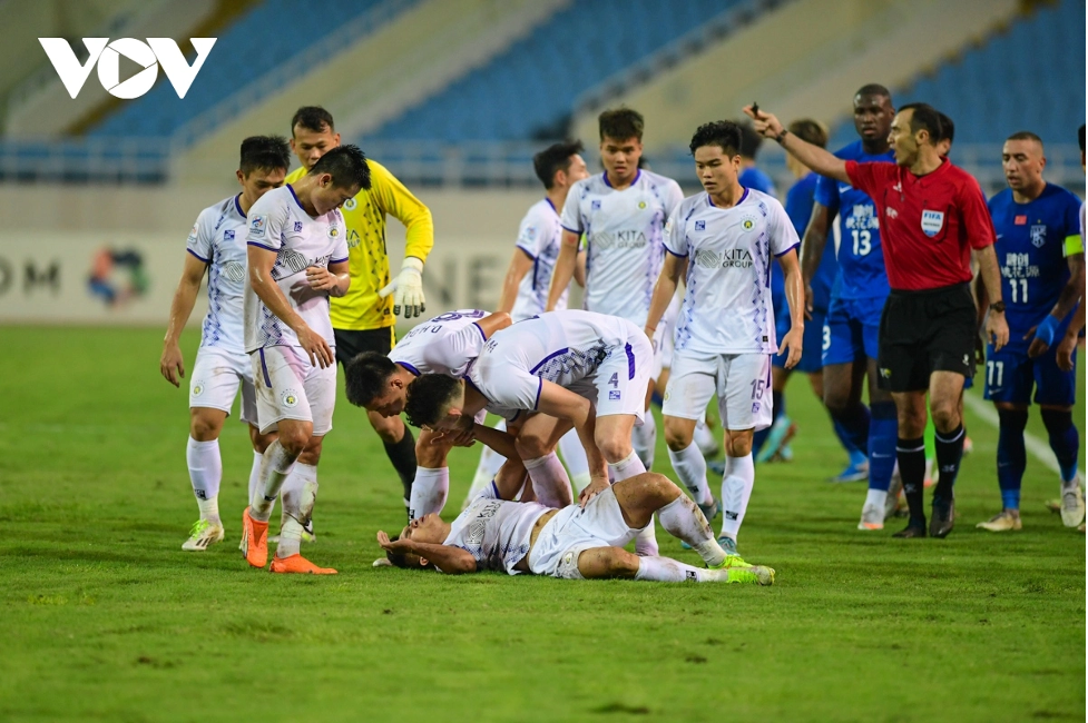 cau thu trung quoc nhan an phat nang tu afc khi da vao mat xuan manh