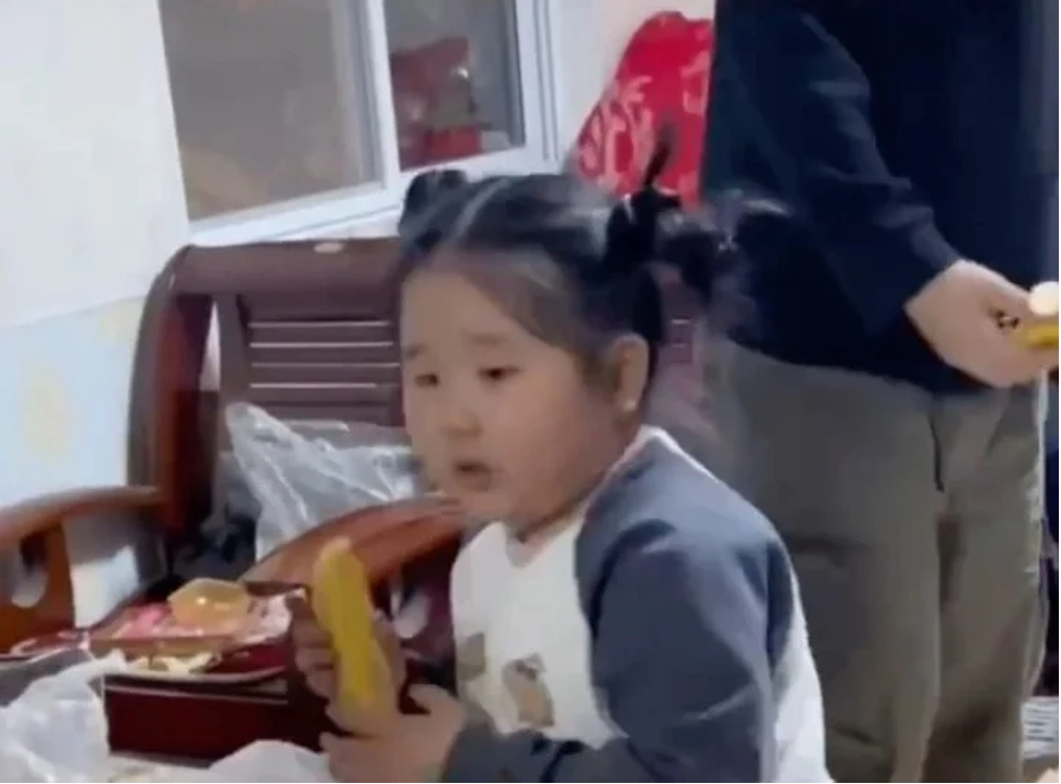 dong gia lam co giao mam non be gai 5 tuoi nhan ve con mua loi khen3 dong gia lam co giao mam non be gai 5 tuoi nhan ve con mua loi khen3