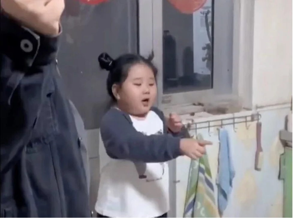 dong gia lam co giao mam non be gai 5 tuoi nhan ve con mua loi khen4 dong gia lam co giao mam non be gai 5 tuoi nhan ve con mua loi khen4