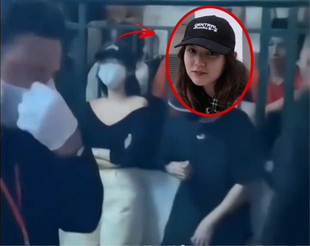 nghi van hai tu den xem son tung bieu dien ngoi phia duoi doi mu deo khau trang kin mit3 nghi van hai tu den xem son tung bieu dien ngoi phia duoi doi mu deo khau trang kin mit3