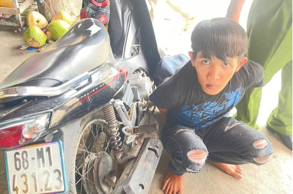 bat giu doi tuong dam chet ban khi duoc moi di uong ca phe
