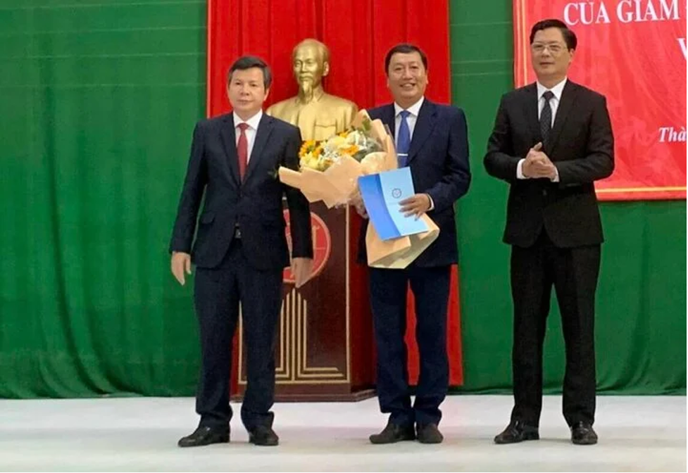 cu dan mang sot ran ran truoc hinh anh thay hieu truong mac ao so mi trang chao tung hoc sinh cu dan mang sot ran ran truoc hinh anh thay hieu truong mac ao so mi trang chao tung hoc sinh