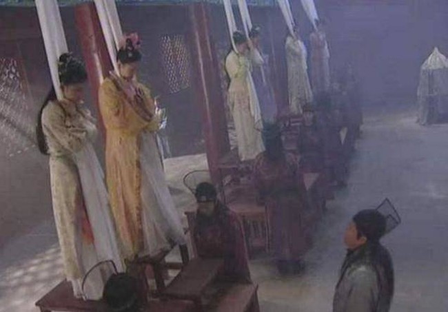 50 nguoi vo tinh nhin thay mat moc cua tu hi thai hau phai nhan ket cuc gi