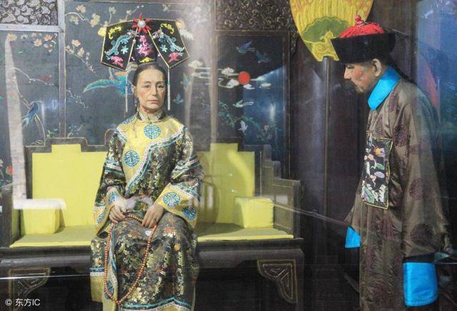 50 nguoi vo tinh nhin thay mat moc cua tu hi thai hau phai nhan ket cuc gi3