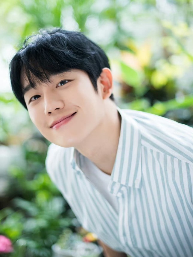 jung hae in vuong nghi van den hop dem de san gai tre4