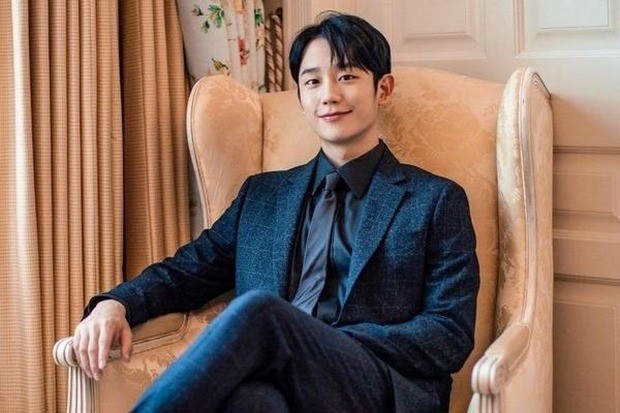 jung hae in vuong nghi van den hop dem de san gai tre5