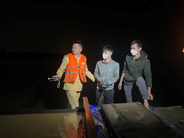 bat giu cat tac hut trom hon 150m3 cat tren song hong sau nhieu ngay phuc kich2 bat giu cat tac hut trom hon 150m3 cat tren song hong sau nhieu ngay phuc kich2