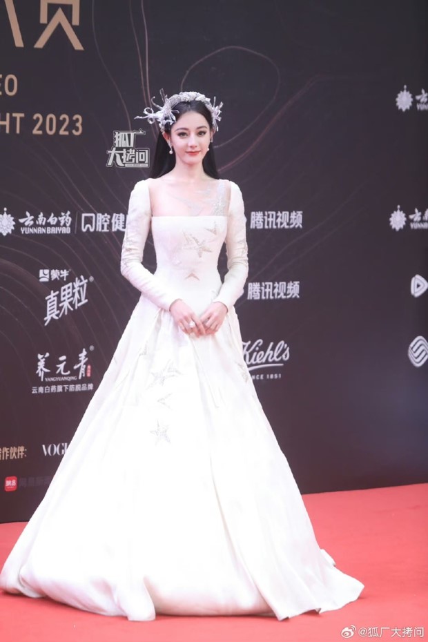 vo tinh lac loi tren tham do dich le nhiet ba leo thang len hot search weibo