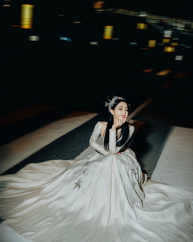 vo tinh lac loi tren tham do dich le nhiet ba leo thang len hot search weibo5