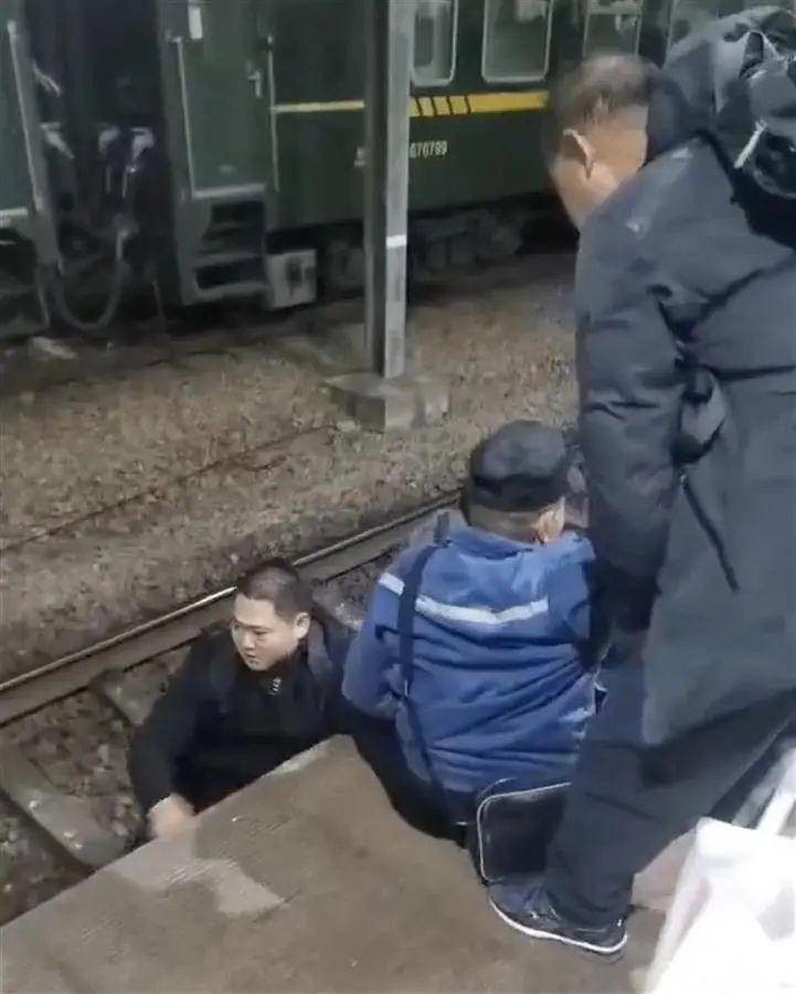 thot tim canh nguoi dan ong bat ngo nga xuong duong ray khi tau dang vao ben