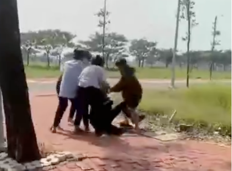 vu nu sinh lop 8 o long an bi nhom ban danh hoi dong