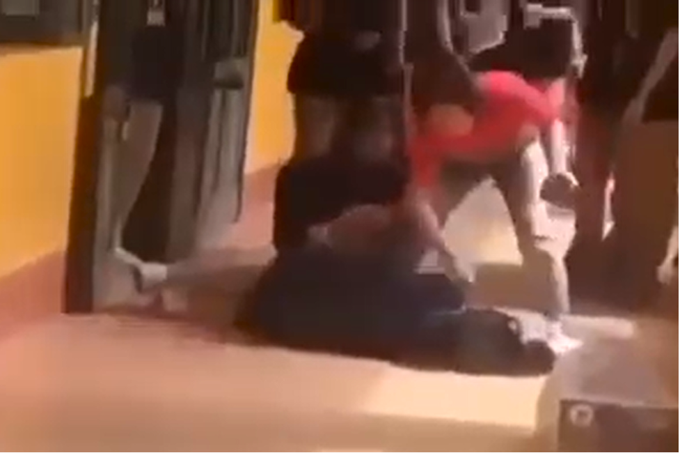 vu nu sinh quy khoc den kiet suc co giao bi ky luat dang