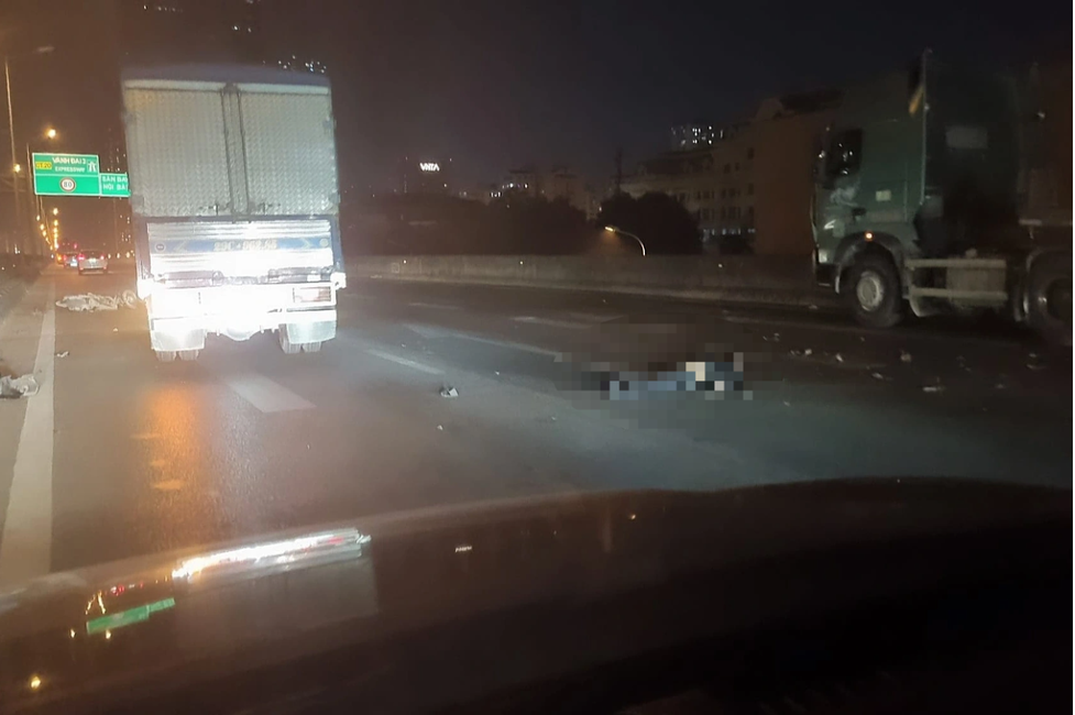 di len vanh dai 3 roi bat ngo tong vao duoi container nam tai xe xe may tu vong thuong tam