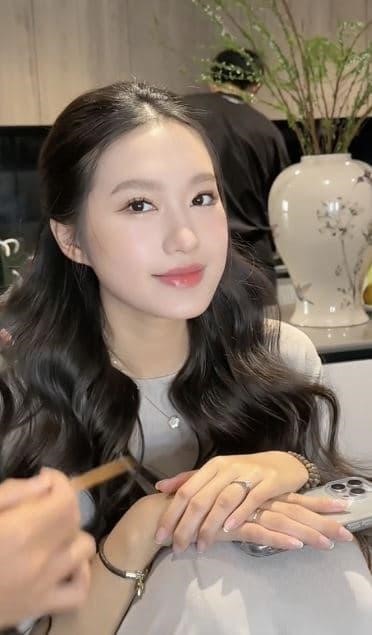 doan hai my trang diem xinh dep doan van hau lam mot hanh dong chung to quyen uy cua noc nha3 doan hai my trang diem xinh dep doan van hau lam mot hanh dong chung to quyen uy cua noc nha3