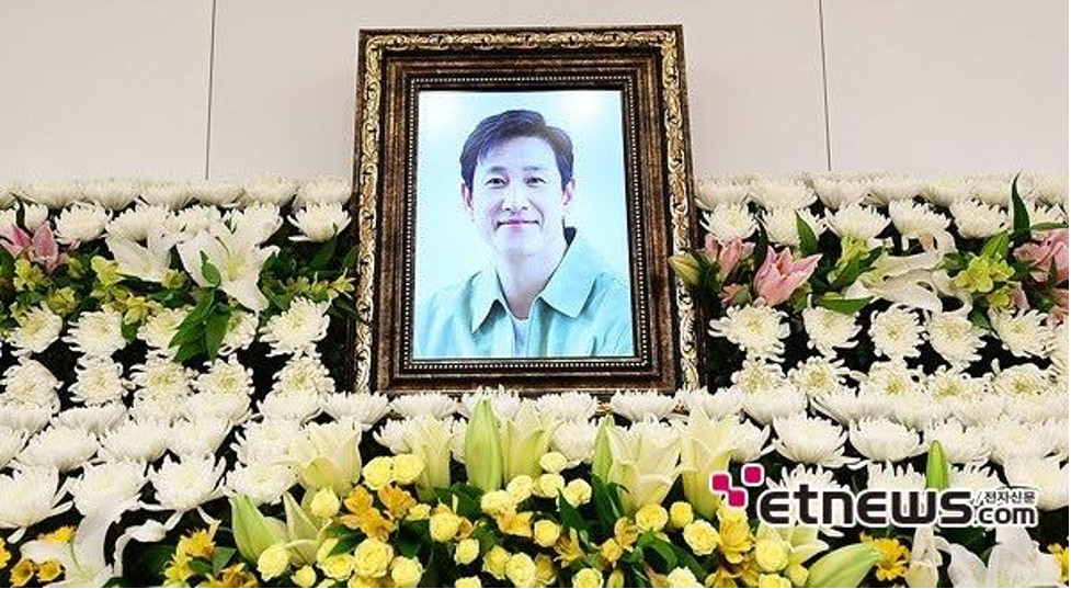nhieu dong nghiep tham du le tang lee sun kyun nguoi dung khong vung nguoi lien tuc khoc3png nhieu dong nghiep tham du le tang lee sun kyun nguoi dung khong vung nguoi lien tuc khoc3png