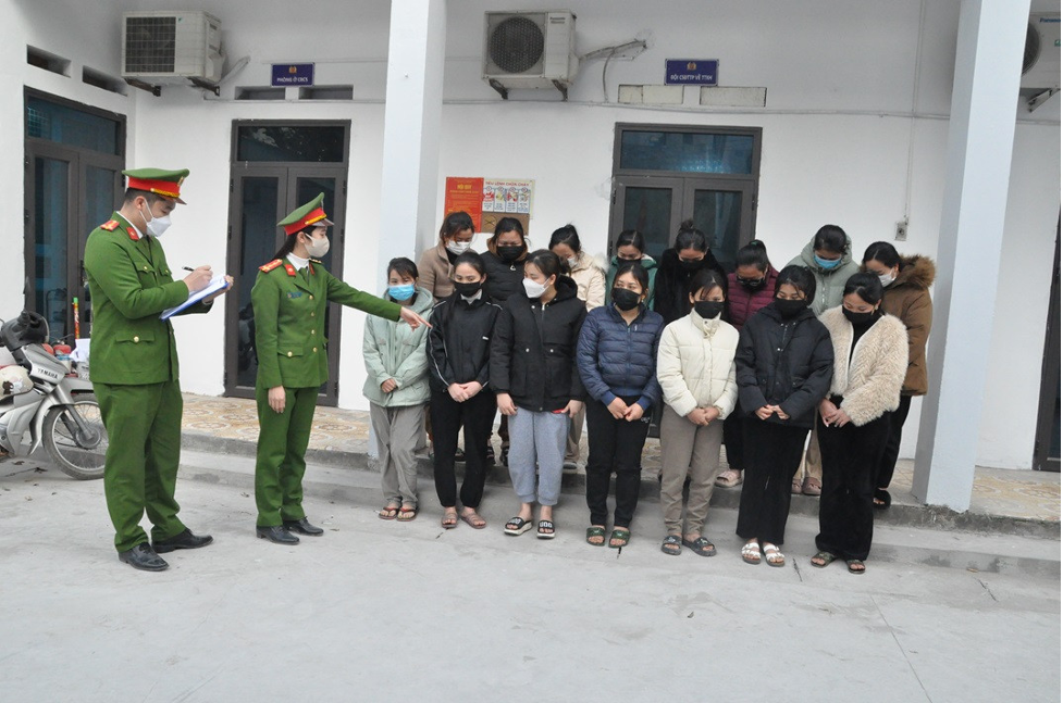 khoi to nhom nu quai chuyen lua mua hang trung sh2