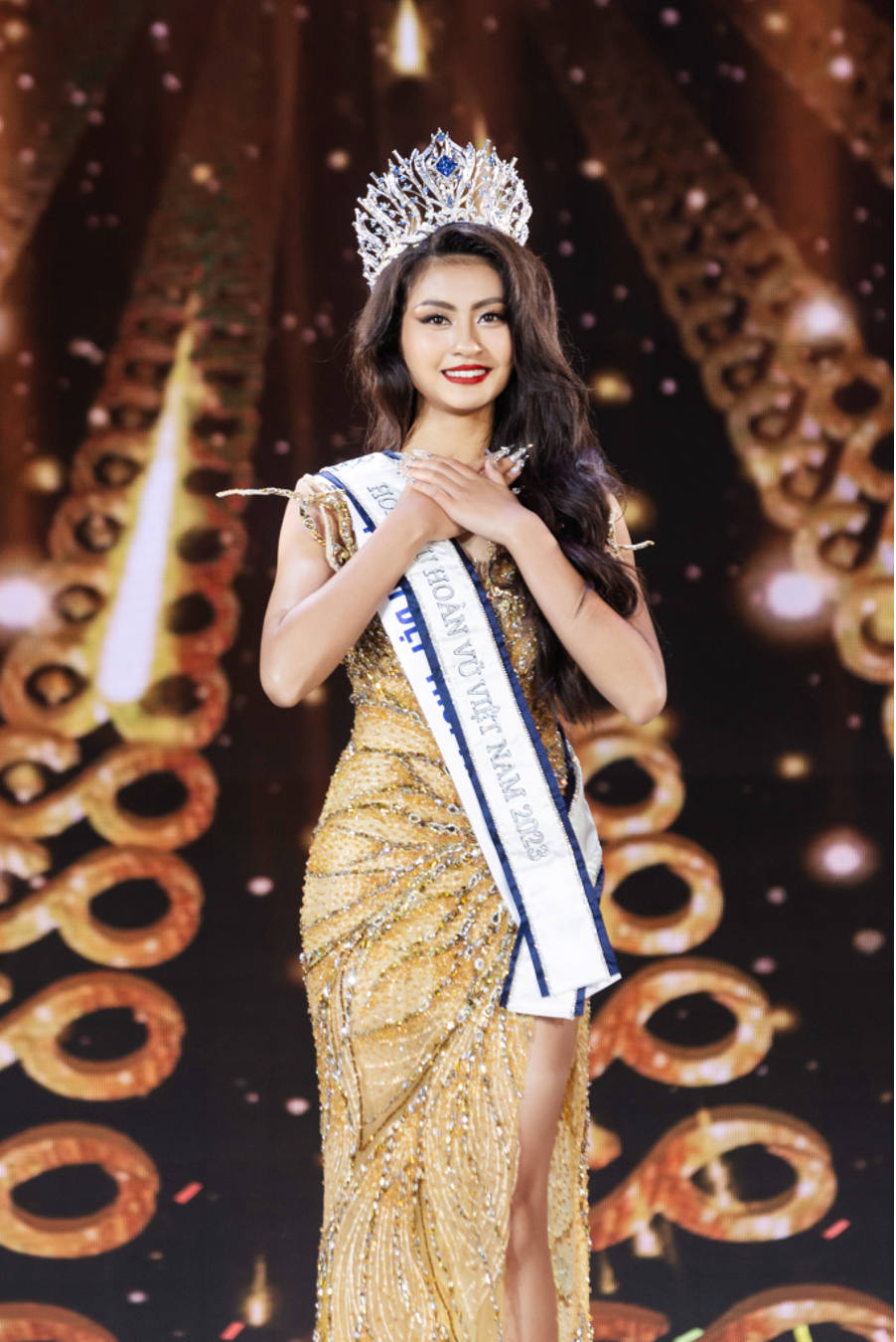 hoa hau hoan vu vietnam 2023 goi ten bui thi xuan hanh2 hoa hau hoan vu vietnam 2023 goi ten bui thi xuan hanh2