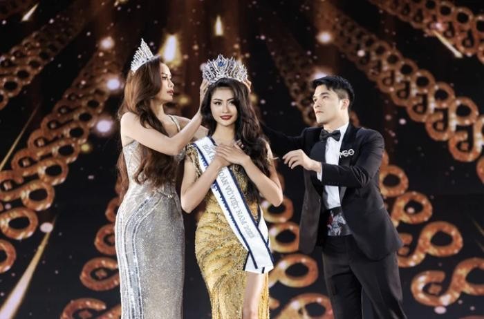 hoa hau hoan vu viet nam xuan hanh gap ngan song gio sau khi dang quang mot nhan vat cung bi reo ten hoa hau hoan vu viet nam xuan hanh gap ngan song gio sau khi dang quang mot nhan vat cung bi reo ten