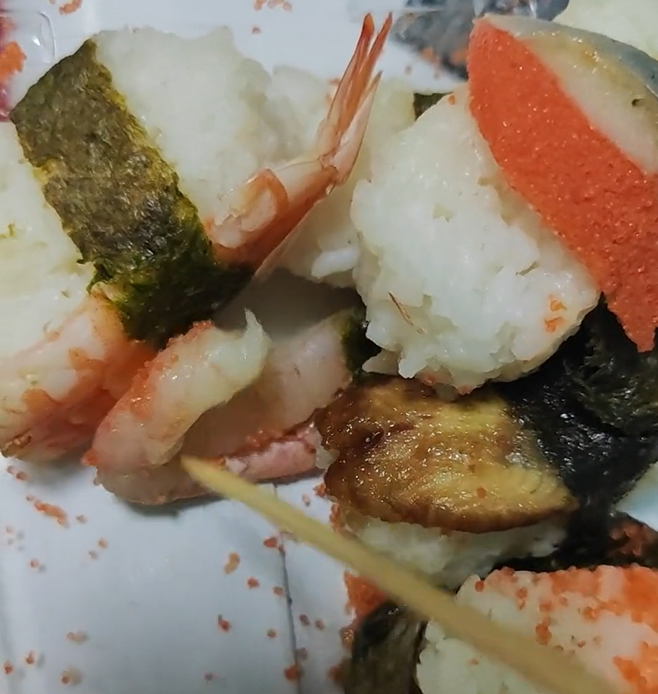mua sushi ve thuong thuc co gai ta hoa khi thay hien tuong la cua tom mua sushi ve thuong thuc co gai ta hoa khi thay hien tuong la cua tom