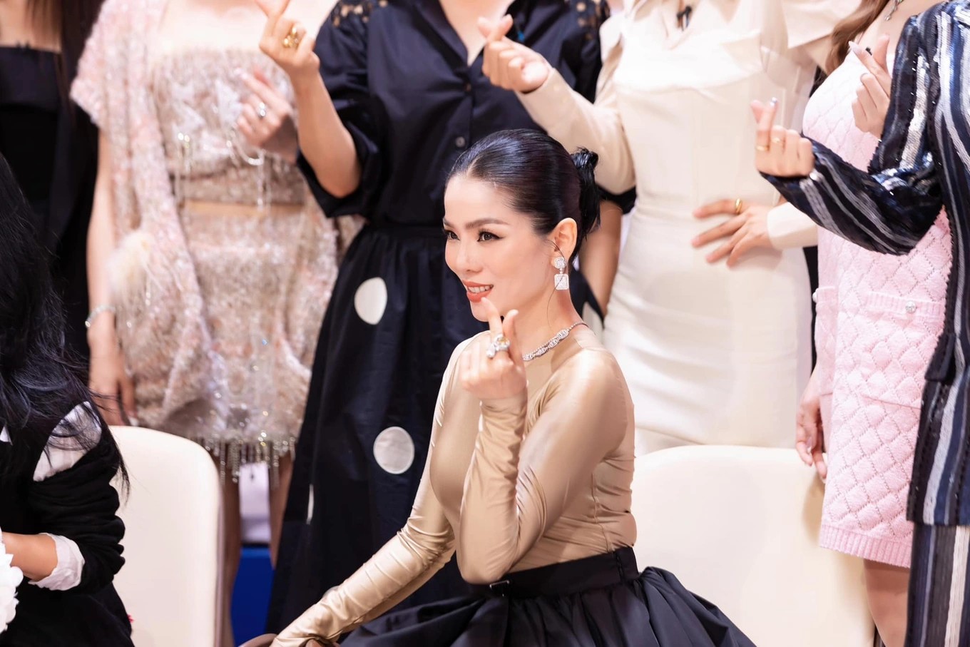 dong thai moi nhat cua le quyen nghi van da cach mat show chi dep dong thai moi nhat cua le quyen nghi van da cach mat show chi dep