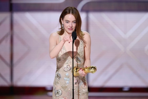 co ban than emma stone dan mat khi taylor swift bi ca khia ngay tai qua cau vang5 co ban than emma stone dan mat khi taylor swift bi ca khia ngay tai qua cau vang5