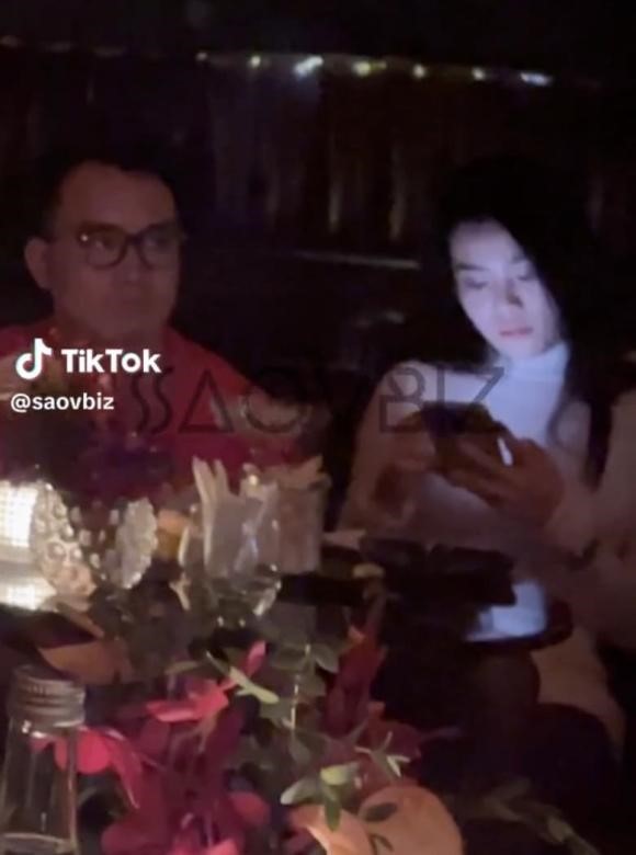 dong thai cua quynh thu giua on ao chong cu diep lam anh hon gai la trong bar6
