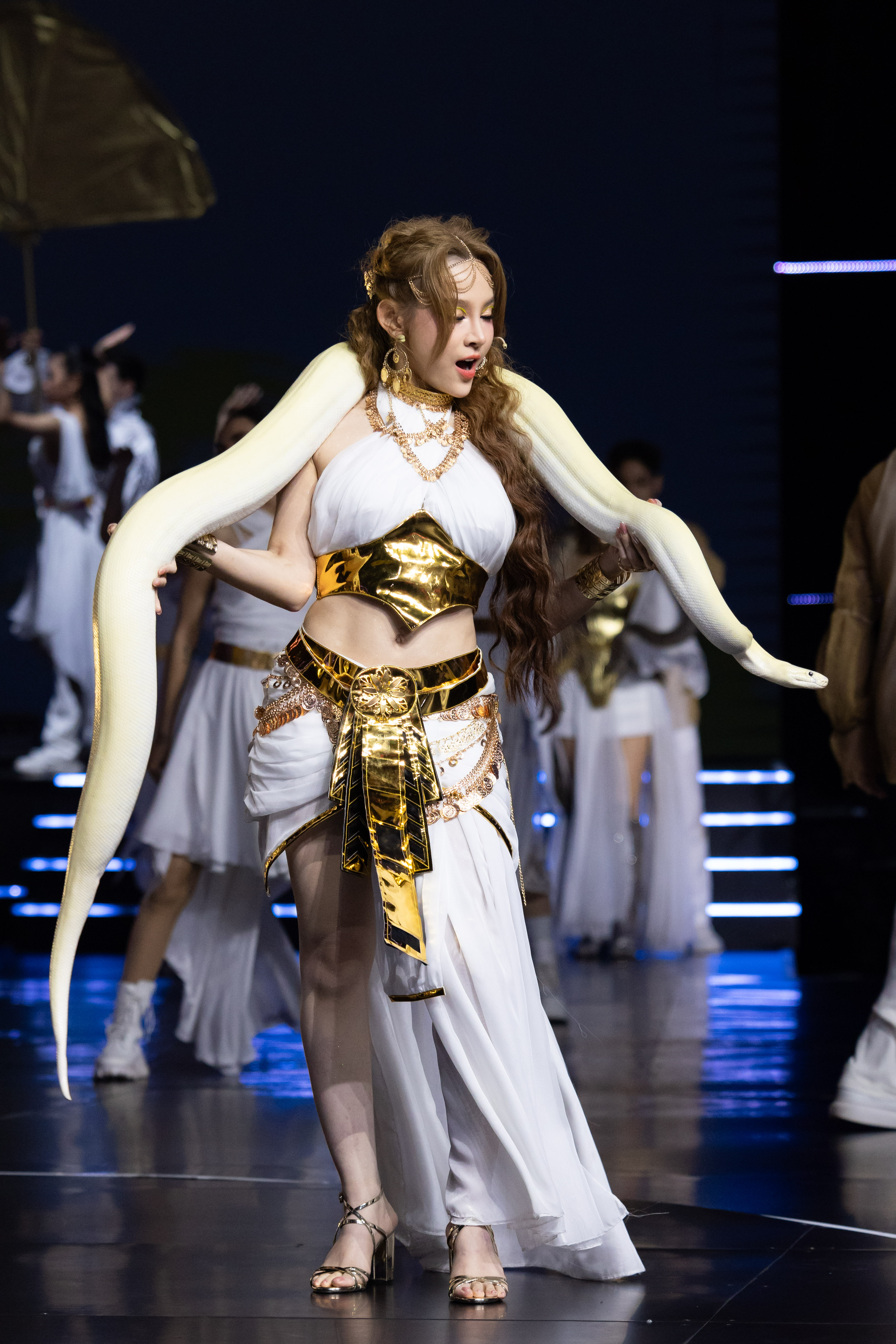 huyen baby dieu nhi tung tu choi bieu dien voi tran khong lo trong cong dien 4 2 huyen baby dieu nhi tung tu choi bieu dien voi tran khong lo trong cong dien 4 2