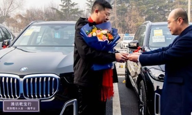 cong ty lam an phat dat manh tay chi 27 ty dong mua 16 xe bmw tang nhan vien dip nam moi3